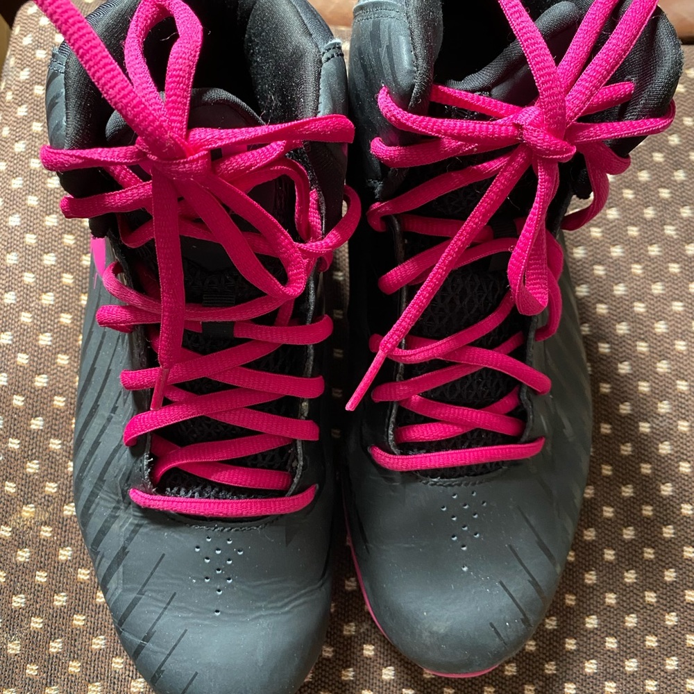 Under Armour rubber shoes pre-owned size 6.5Y USA